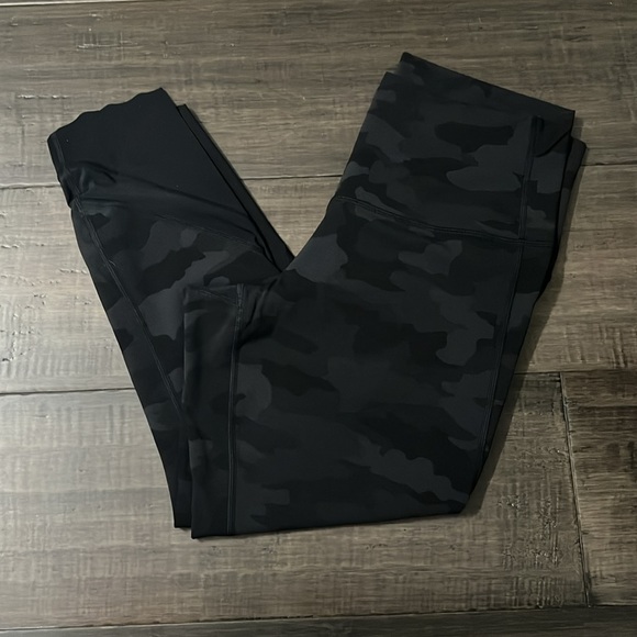 Lululemon Women Wunder Under Crop Black Camo Size 10 - Picture 6 of 9